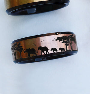 Abrir la imagen en la presentación de diapositivas, Engraved African Elephant Family Ring, Elephant Herd Promise Ring, Elephants Wedding Band, Tungsten Carbide - 8mm - The Veil
