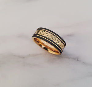 Open image in slideshow, Engraved Black and Gold Dragon Scale Wedding Band, Scale Pinstripe Wedding Ring, Dragon scale Pattern Ring, Mens dragon ring - 4 to 10mm - The Veil
