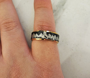 Abrir la imagen en la presentación de diapositivas, Engraved Marked Mens Wolf Mountain Wedding Band, Wolf Mountain Engagement Ring, Wolf Mountain Wedding Ring, Wolf Moon Mountain Band - 8mm - The Veil
