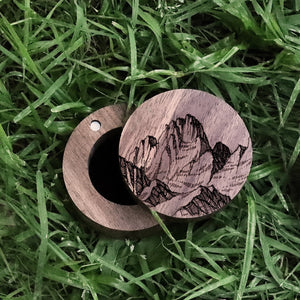 Abrir la imagen en la presentación de diapositivas, Engraved Mountain Peak Design Black Walnut Wood Ring Box, Mountain Climber Ring Box, Mountain Wedding Band Box, Mountain Summit Ring Box - The Veil
