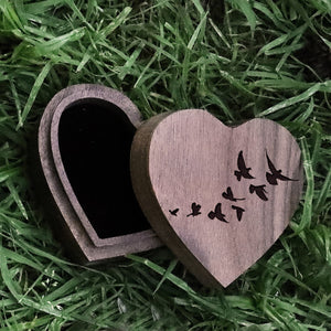 Abrir la imagen en la presentación de diapositivas, Engraved Mourning Doves Promise Ring Box, Flock of Doves Wedding Band Box, Doves Wedding Band Box, Flying Birds Ring Box Keepsake - The Veil
